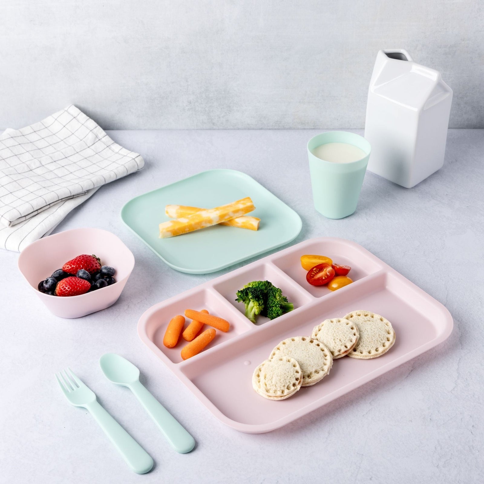 Kids' Plastic Dinnerware Set, Serves 4, 24-pc, Dishwasher Safe O8F6 - product image 4