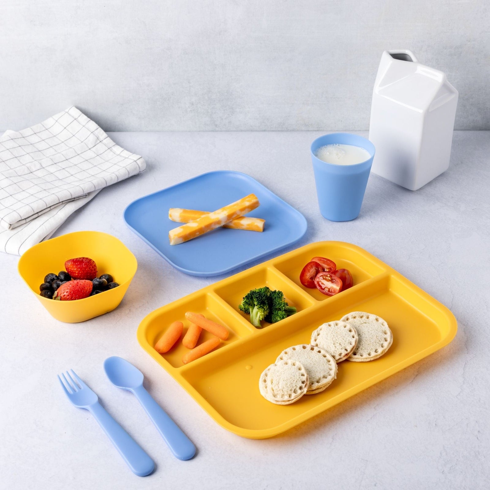 Kids' Plastic Dinnerware Set, Serves 4, 24-pc, Dishwasher Safe O8F6 - product image 5