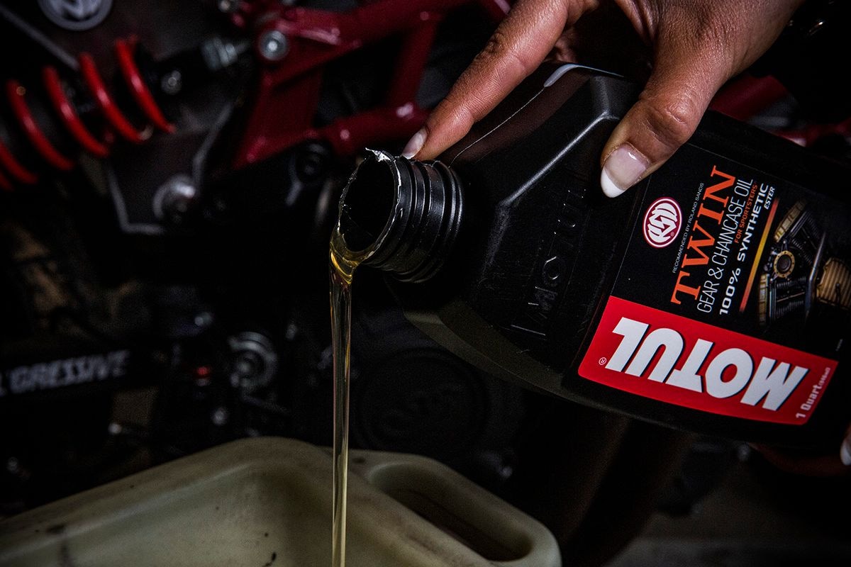 Twin Synthetic Gear & Chaincase Motorcycle Oil, 946-mL J2J9 - product image 3