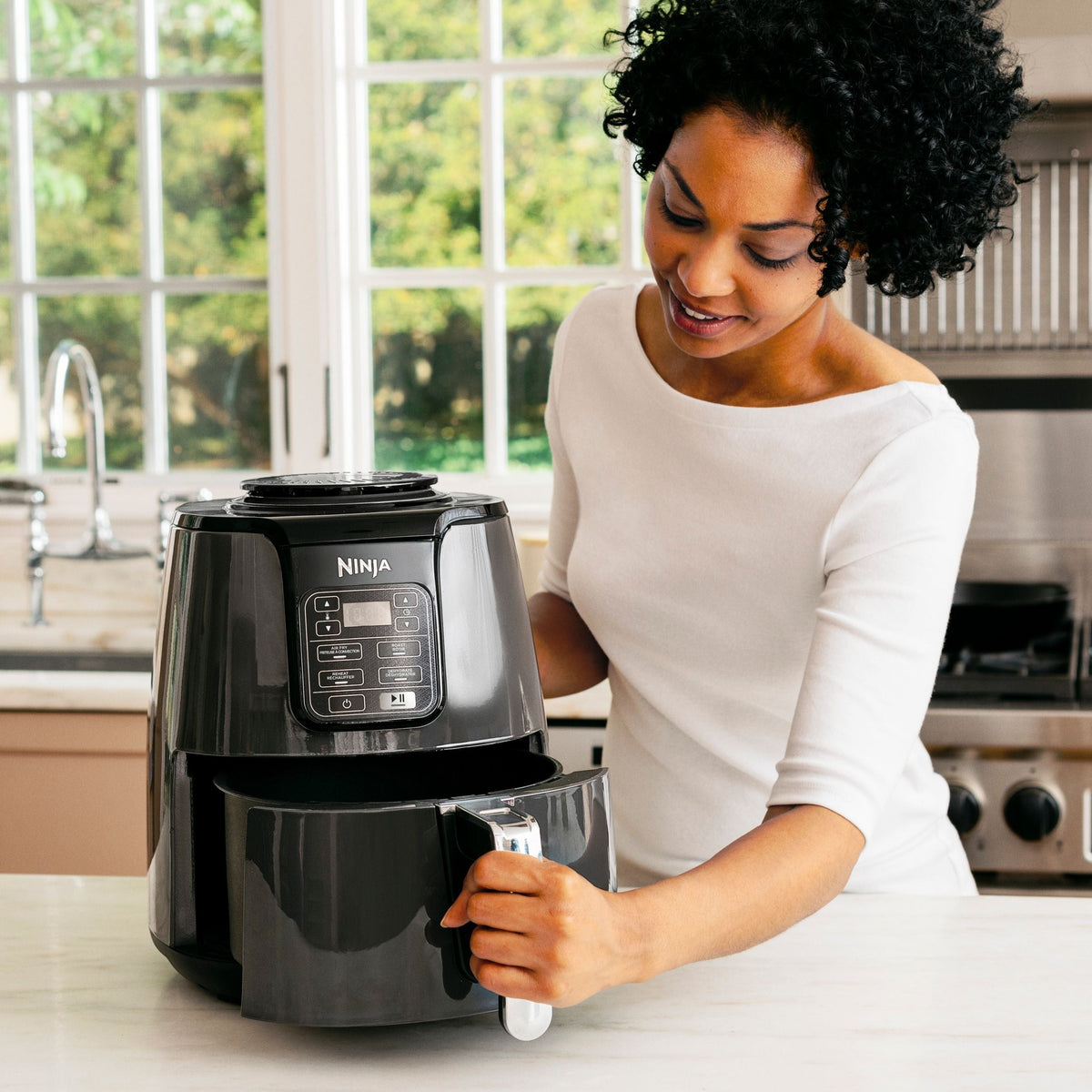 Single Basket Non-Stick Air Fryer, 5 Functions, 4-qt J5B2 - product image 4