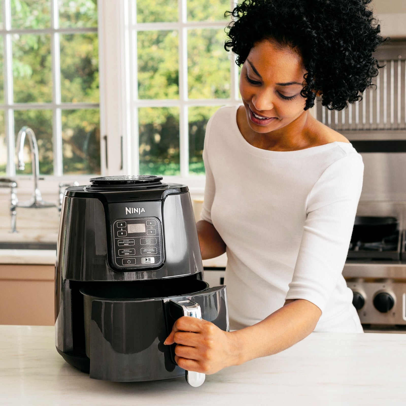 Single Basket Non-Stick Air Fryer, 5 Functions, 4-qt J5B2 - product image 4